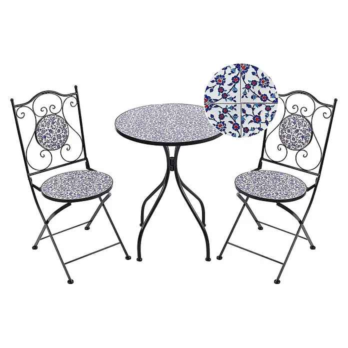 2-tlg Bistro Set CAMPRENA in Schwarz/Blau/Weiß -  - Bistrogarnitur aus schwarzem Schmiedeeisen mit zwei Stühlen und Tisch, mit blau-roten Blumenfliesenmustern.