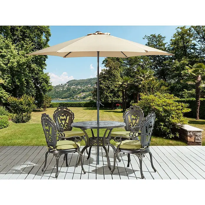 10-tlg Gartentisch Set SAPRI in Braun/Grün/Beige -  - Verzierte Gartengarnitur aus dunklem Metall mit grünen Kissen und beigem Sonnenschirm auf einer Terrasse.