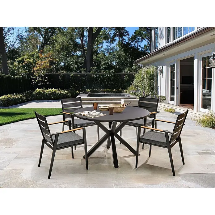 9-tlg Gartentisch Set MALETTO/TAVIANO in Schwarz/Braun -  - Dunkelgraues Outdoor-Essset mit Rundtisch und vier Stühlen mit grauen Kissen und Holzarmlehnen auf einer Terrasse.