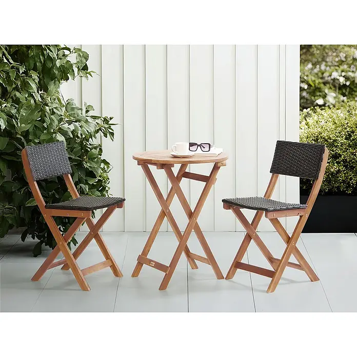 3-tlg Bistro Set RIVAROTTA in Braun/Schwarz -  - Klappbares Bistro-Set aus Holz mit zwei Stühlen und einem runden Tisch auf einer Terrasse. Dunkle Korbsitze und -lehnen.