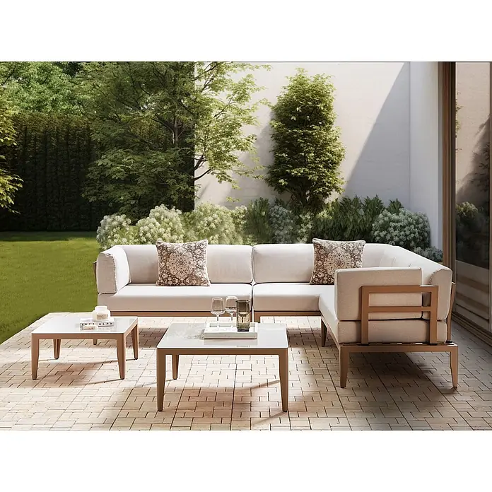 5-tlg Lounge Set RIMA in Beige linksseitig -  - Eine L-förmige Outdoor-Sitzgruppe mit hellen Kissen und zwei quadratischen Couchtischen mit hellen Platten und hellbraunen Rahmen auf einer Terrasse.