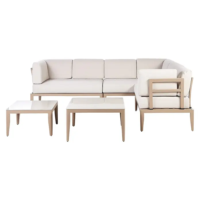 5-tlg Lounge Set RIMA in Beige linksseitig -  - Modulares Outdoor-Sofa-Set mit hellbraunem Metallrahmen, cremefarbenen Kissen und zwei quadratischen Couchtischen mit Glasplatten.