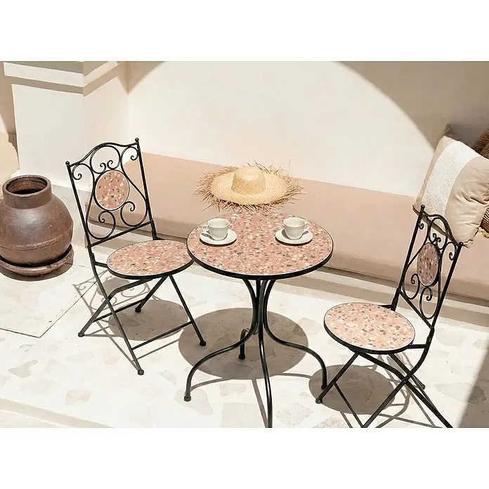 3-tlg Bistro Set ADRANO in Schwarz/Braun/Orange -  - Bistro-Set mit schwarzem Schmiedeeisen-Tisch und zwei Stühlen, mit rosa Terrazzo-Platten und Sitzen, auf einer Terrasse platziert.