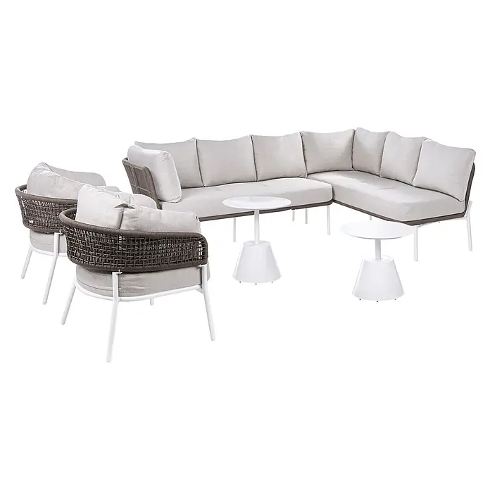 5-tlg Lounge Set ROBELLA in Beige/Weiß/Braun -  - Outdoor-Lounge-Set: Ecksofa, zwei Sessel mit weißen Gestellen, braunen Geflechtlehnen, hellen Polstern und zwei weißen Beistelltischen.