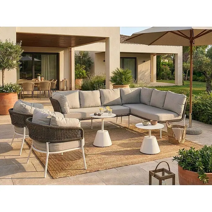 5-tlg Lounge Set ROBELLA in Beige/Weiß/Braun -  - Ein L-förmiges Outdoor-Sofa und zwei Sessel mit grauen Kissen und dunklen Geflechtrahmen, weiße Tische und ein beiger Sonnenschirm auf einer Terrasse.