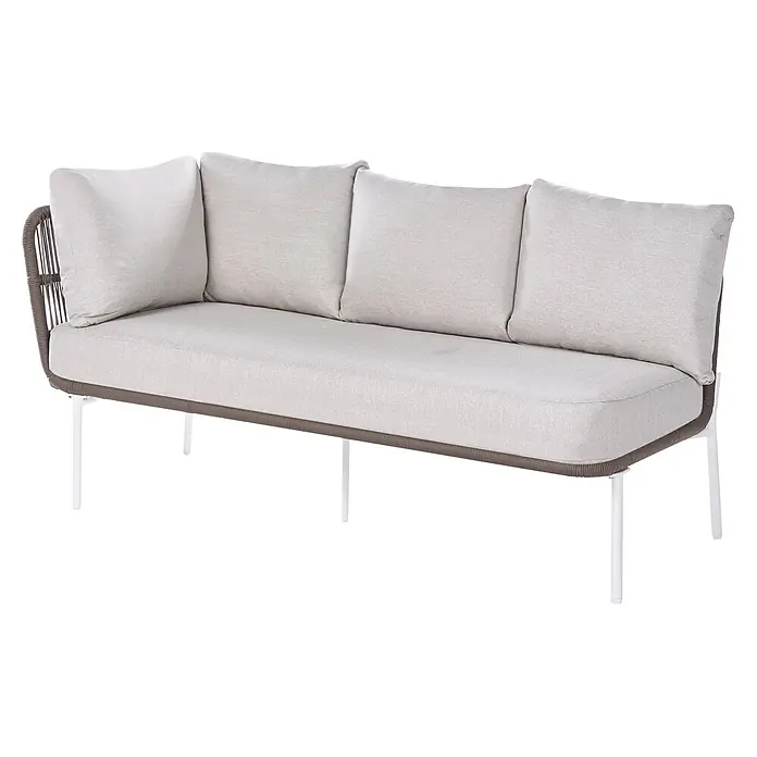 5-tlg Lounge Set ROBELLA in Beige/Weiß/Braun -  - Dreisitziges Outdoor-Sofa mit hellgrauen Kissen, braunem Geflechtrahmen und weißen Metallbeinen.