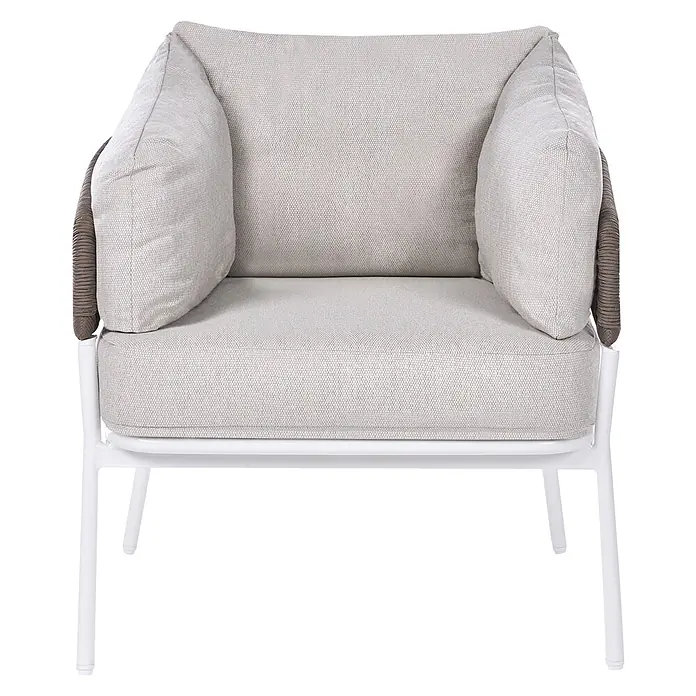 5-tlg Lounge Set ROBELLA in Beige/Weiß/Braun -  - Moderner Outdoor-Loungesessel mit weißem Gestell, hellgrauen Kissen und braunem Geflechtdetail an den Armlehnen.