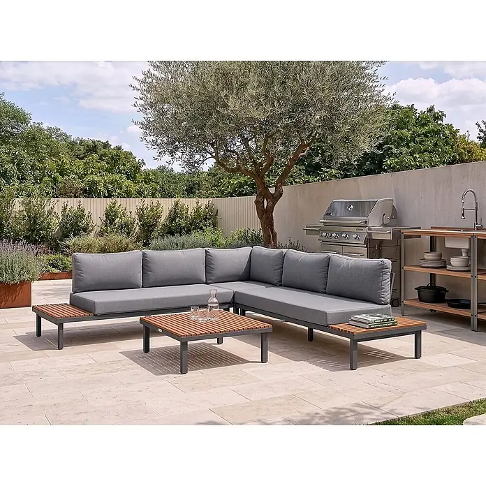 11-tlg Lounge Set FIVIZZANO in Grau/Braun -  - Ein graues L-förmiges Outdoor-Sofa mit dunklen Rahmen und Lamellenholz-Seiten- und Couchtischen auf einer Terrasse.