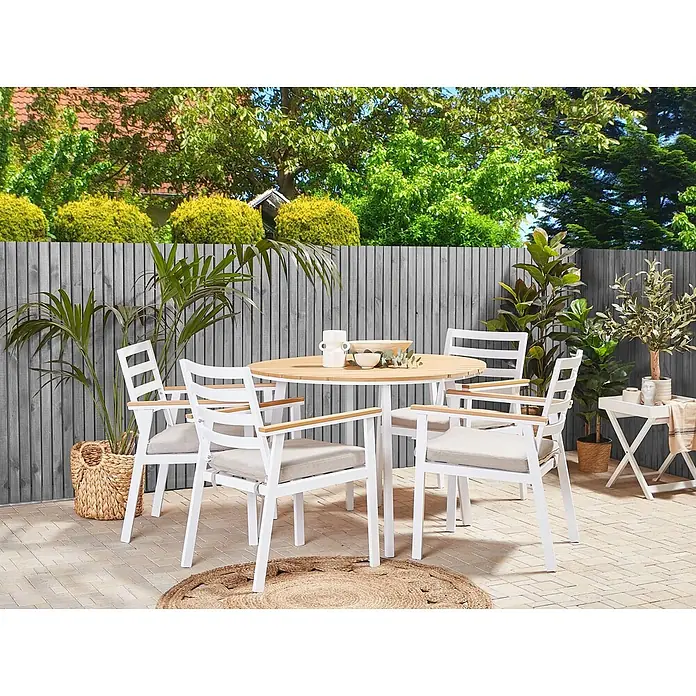 9-tlg Gartentisch Set CAVOLI in Weiß/Beige/Braun -  - Weißes Garten-Essset mit rundem Holztisch und vier Stühlen mit Kissen auf einer Terrasse.