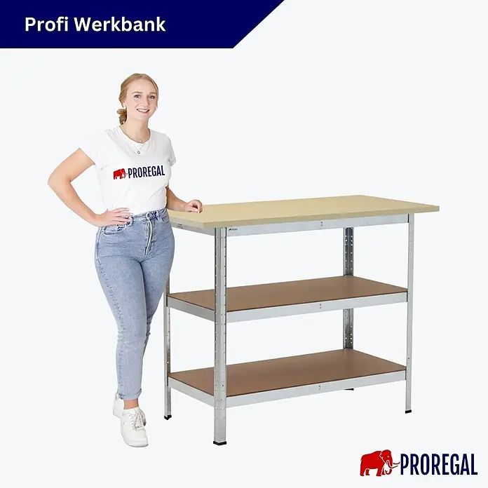 Profi Werkbank TAURUS 1 Tischplatte + 2 Fachböden 120x60x25cm Verzinkt -  - Eine Frau steht neben einer Werkbank mit heller Holzplatte und zwei Ablagen, um Größe und silbernes Metallgestell zu zeigen.