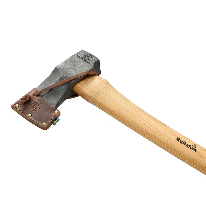 Hultafors KVILLINGE Spaltaxt -  - Hultafors Axt mit Metallkopf, Holzgriff und brauner Lederscheide mit Schwedenflagge.