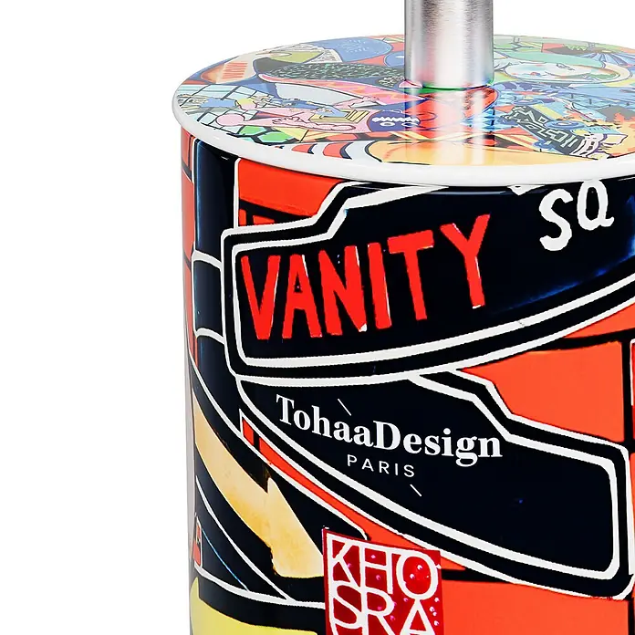 Tohaa Design WC-Bürste Vanity Fair - Guive Khosravi -  - Pop-Art-inspirierter Deko-Zylinder in Rot, Schwarz und Orange mit "VANITY SQ" und "TohaaDesign PARIS" Text, oben mit silbernem Griff.