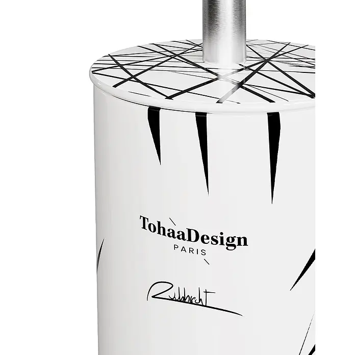 Tohaa Design WC-Bürste Arrow - L. Rubbrecht -  - Weißer zylindrischer Bürstenhalter mit schwarzen Linien, "TohaaDesign PARIS" Text und silbernem Metallgriff.