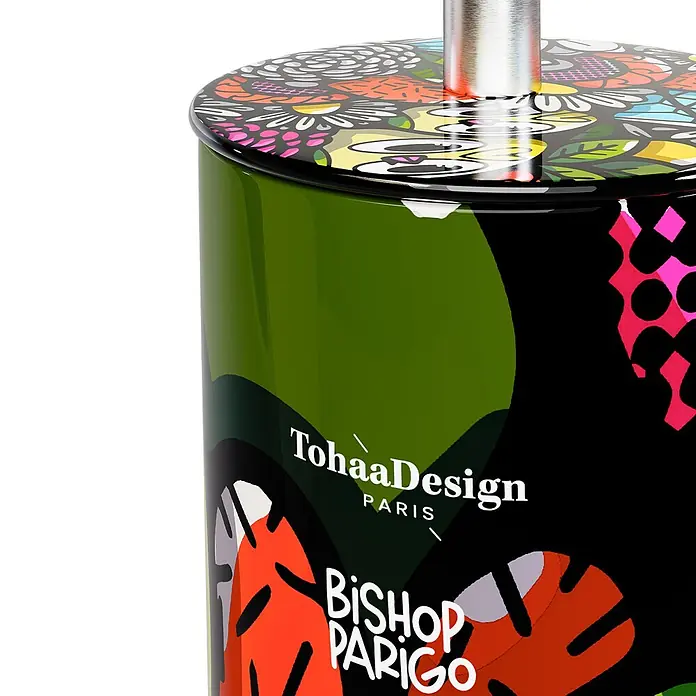 Tohaa Design WC-Bürste BirdyFlowers - Bishop Parigo -  - Glänzende zylindrische Kerze/Diffusor mit lebhaftem, detailreichem Blumen- und Abstraktmuster und Metallelement oben. Schriftzug: TohaaDesign PARIS, BISHOP PARIGO.
