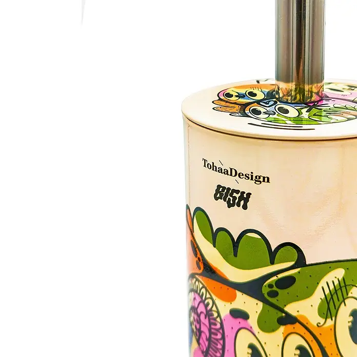 Tohaa Design WC-Bürste Color Bomb - Bishop Parigo -  - Zylindrischer Halter mit farbigem Abstraktmuster, 'TohaaDesign' und 'BISH' Text, und einer Chromstange.