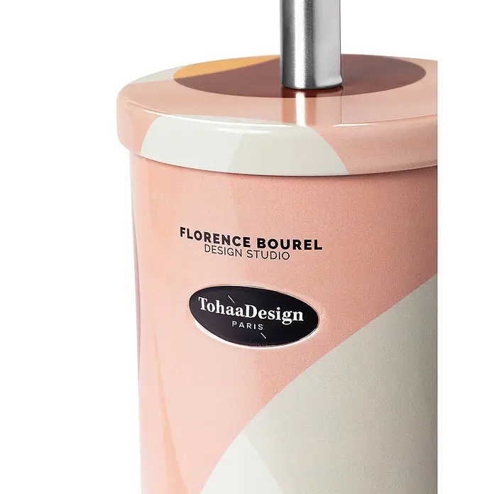 Tohaa Design WC-Bürste Roma - Florence Bourel -  - Nahaufnahme eines gemusterten runden Produkts in Rosa, Beige und Braun mit einem silbernen Stab und den Logos „Florence Bourel“ und „TohaaDesign“.