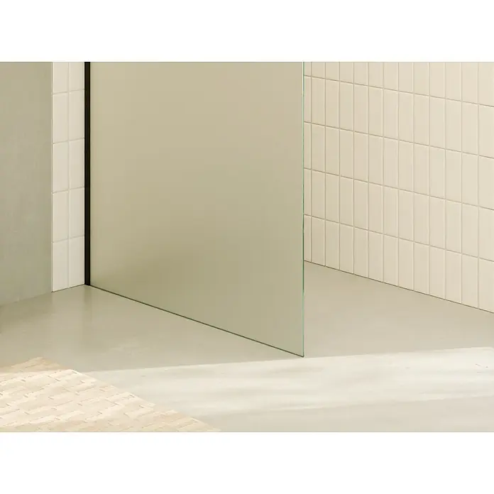 i-flair Duschabtrennung 100x200 cm Satiniert 10 mm ESG W740 -  - Transluzente Glasduschwand trennt modernen Badbereich mit hellen Fliesen, Betonboden und Teppich.
