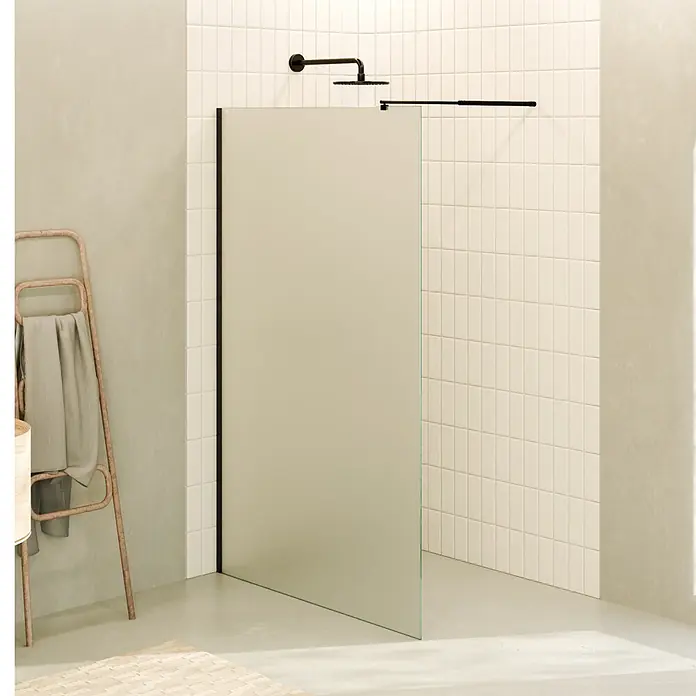 i-flair Duschabtrennung 100x200 cm Satiniert 10 mm ESG W740 -  - Eine Duschwand mit schwarzem Rahmen und mattem Glas, die eine moderne Duschkabine in einem hellen Badezimmer bildet.