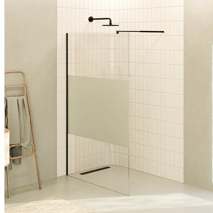 i-flair Duschabtrennung 130x200 cm Teilsatiniert 10 mm ESG W740 -  - Moderne begehbare Dusche mit klarer Glaswand, mattiertem Mittelteil und mattschwarzem Duschkopf sowie Haltestange in einem modernen Bad.