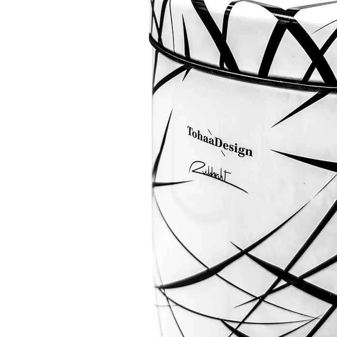 Tohaa Design Kosmetikeimer 3L Arrow - L. Rubbrecht -  - Weißer zylindrischer Behälter mit schwarzen geometrischen Linien, "TohaaDesign" Logo und "Zurcht" Signatur, glänzend.