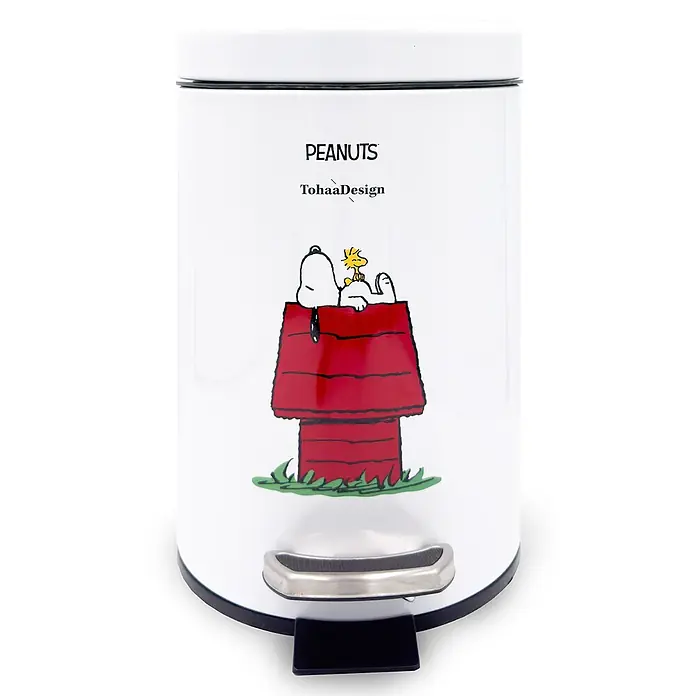Tohaa Design Kosmetikeimer 3L Peanuts Snoopy - Peanuts -  - Weißer Metall-Tretmülleimer mit schwarzem Boden und silbernem Pedal, verziert mit Snoopy und Woodstock auf einer roten Hundehütte.
