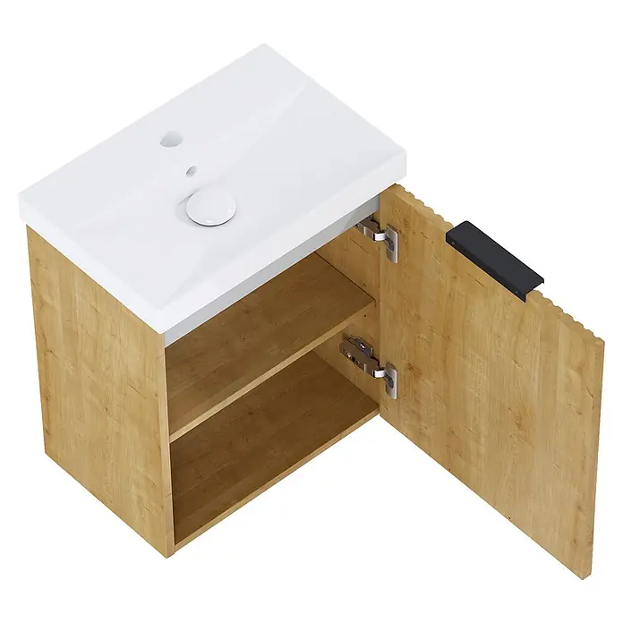 Riva Yasumi Badmöbel-Set - Gesamtbreite Badmöbel: 46 cm, Hamilton Eiche, 3 -tlg. - Helles Holz-Badmöbel mit weißem Waschbecken und offener Schranktür, die zwei Regale und einen schwarzen Griff zeigt.