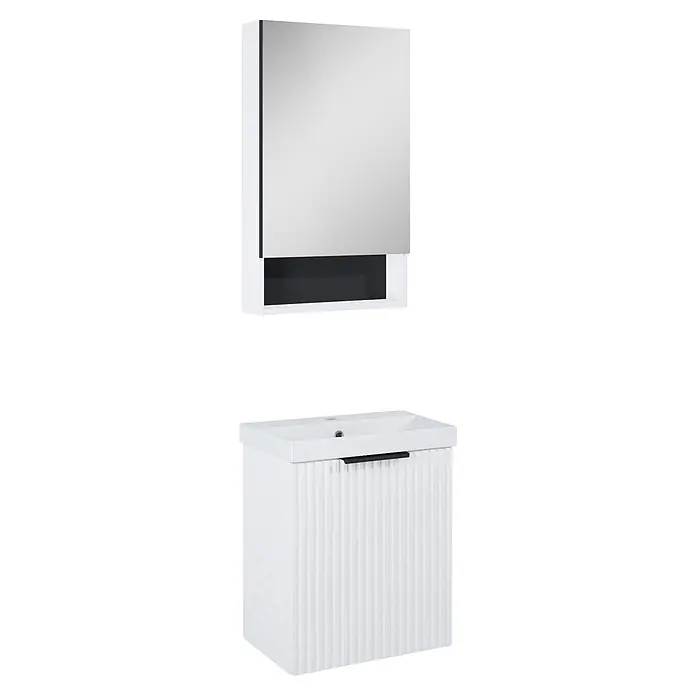 Riva Yasumi Badmöbel-Set - Gesamtbreite Badmöbel: 46 cm, Weiß, 4 -tlg. - Weißer Badezimmerschrank mit gerippter Front, integriertem Waschbecken, schwarzem Griff und passendem Spiegelschrank mit offenem schwarzem Regal.