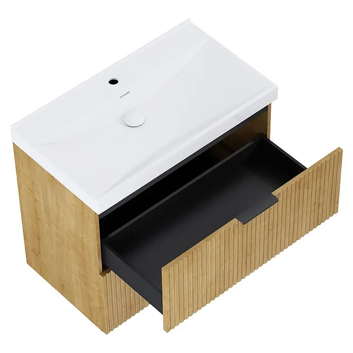 Riva Yasumi Badmöbel-Set - Gesamtbreite Badmöbel: 81 cm, Hamilton Eiche, 3 -tlg. - Weißes Keramikwaschbecken auf einem hellen Holzwaschtischunterschrank mit geriffelter Schubladenfront, die obere Schublade ist geöffnet und zeigt ein schwarzes Inneres.