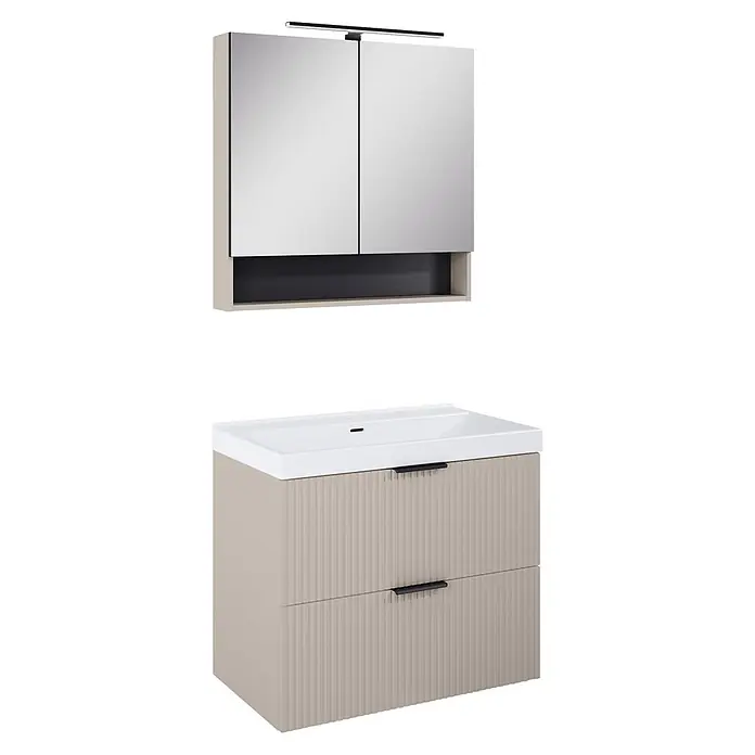 Riva Yasumi Badmöbel-Set - Gesamtbreite Badmöbel: 81 cm, Fume, 5 -tlg. - Helles beiges Badmöbel-Set mit Rillenstruktur, bestehend aus Spiegelschrank mit integrierter LED-Beleuchtung und Waschbeckenunterschrank mit schwarzen Griffen.