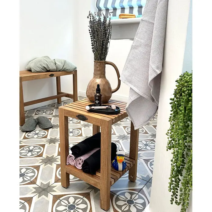Badtisch Holz Leandro Teak massiv mit Gummifüßen -  - Lattenhocker aus Holz für das Badezimmer mit Ablage, zur Aufbewahrung von Badeutensilien und Handtüchern.