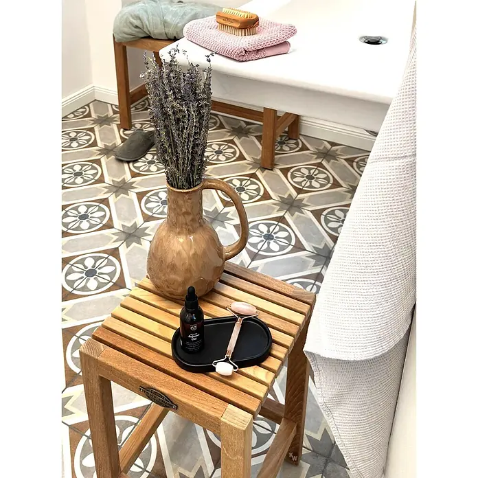 Bad Beistelltisch Holz Viola Teak massiv mit Gummifüßen -  - Holzhocker im Badezimmer, mit Lavendel und Pflegeprodukten.