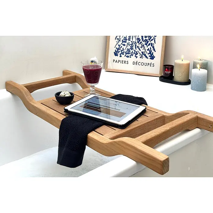 Badewannenablage Holz Cara aus edlem Teak-Kernholz samtweich geschliffen -  - Hölzerne Badewannenablage über einer Wanne mit Tablet, Getränk und Schale für ein entspannendes Badeerlebnis.