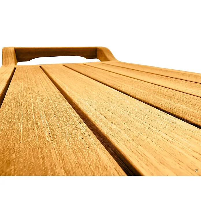 Badewannenablage Holz Cara aus edlem Teak-Kernholz samtweich geschliffen -  - Gestreifte Oberfläche aus hellem Holz mit integriertem Griff.