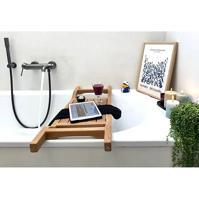 Badewannenablage Holz Cara aus edlem Teak-Kernholz samtweich geschliffen -  - Hölzerner Badewannenablage über einer weißen Wanne, mit iPad, Getränk und Schale.
