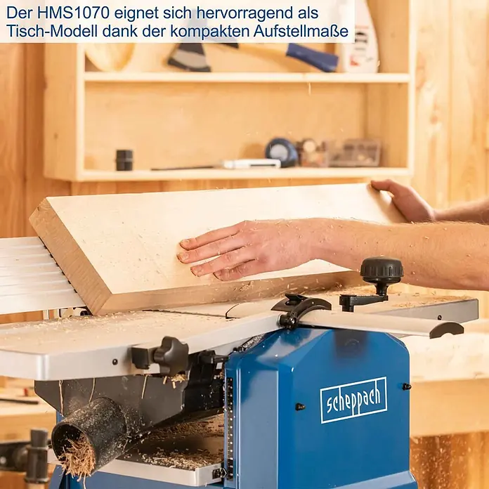 Scheppach Abricht-Dickenhobelmaschine HMS1070 - 1.500 W, Hobelbreite: 254 mm - Eine Person hobelt ein Holzstück mit einer blau-silbernen Scheppach HMS1070 Hobelmaschine in einer Werkstatt. Späne sind sichtbar.