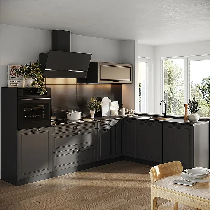 Eckküche R-Line 287 cm Anthrazit Landhaus Art.-Nr. 68199 -  - Moderne dunkelgraue Küche mit schwarzen Geräten, darunter Backofen, Kochfeld und Dunstabzugshaube, mit Spülbereich und großen Fenstern.