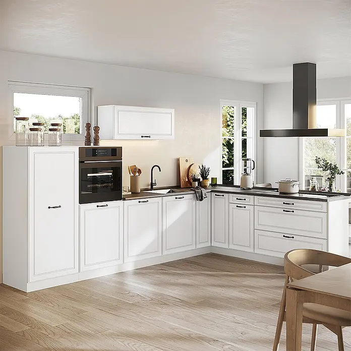 Eckküche R-Line 327 cm Weiß Landhaus Art.-Nr. 68250 -  - Weiße Küche mit dunklen Arbeitsplatten, integriertem Backofen, einer großen Insel und Holzfußboden.