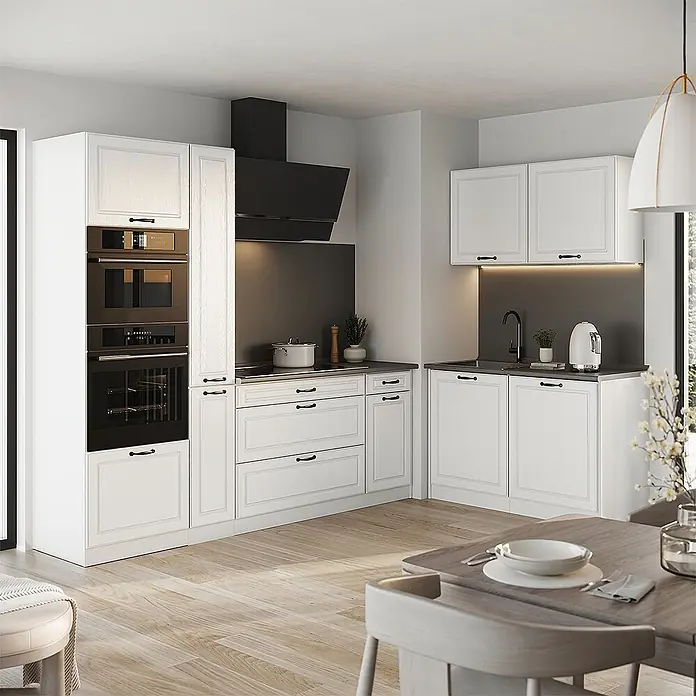 Eckküche R-Line 230 cm Weiß Landhaus Art.-Nr. 68190 -  - Modernes Küchenschrank-Set in Weiß mit schwarzen Griffen, dunklen Arbeitsplatten, integrierten Geräten und Esstisch im Vordergrund.