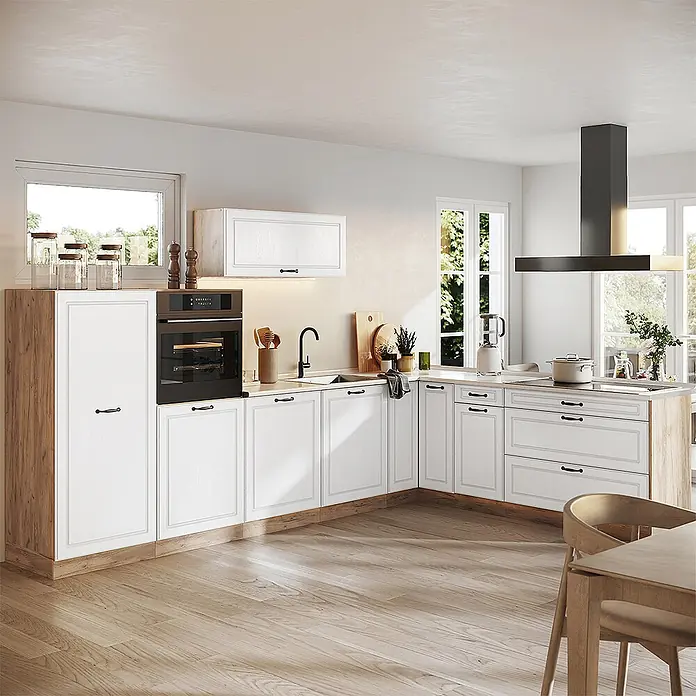 Eckküche R-Line 327 cm Weiß Landhaus Art.-Nr. 68241 -  - Moderne weiße Küche mit Shaker-Schränken, schwarzen Griffen, integriertem Backofen und Holzelementen, bietet viel Stauraum und Arbeitsfläche.