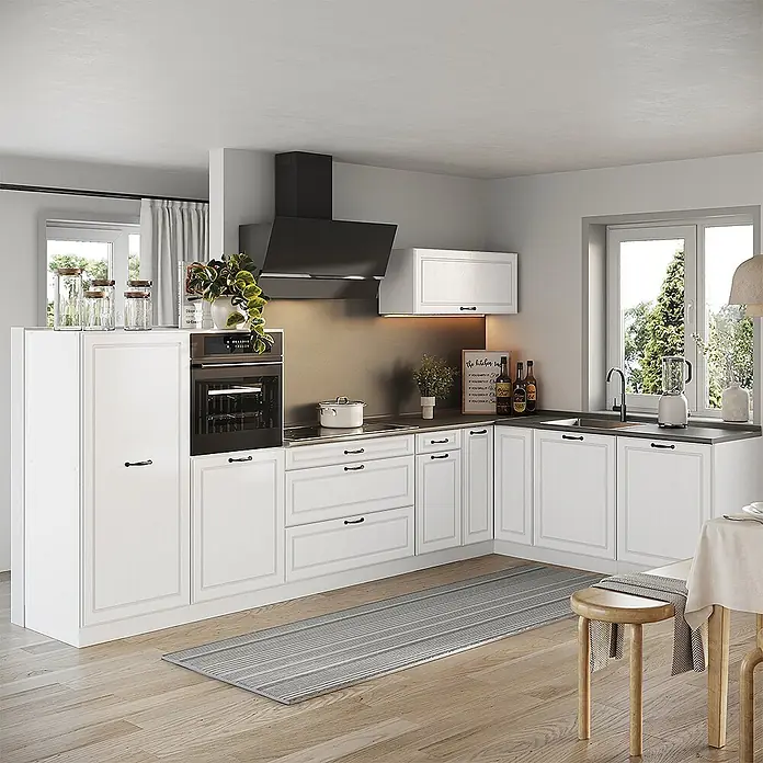 Eckküche R-Line 347 cm Weiß Landhaus Art.-Nr. 68289 -  - Moderne L-förmige weiße Küche mit dunklen Griffen, Backofen, Kochfeld, Spüle und Dunstabzugshaube.