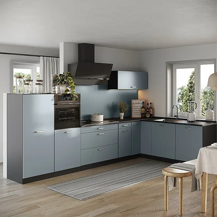 Eckküche R-Line 347 cm Blau-Grau Art.-Nr. 67597 -  - Moderne blau-graue Modulküche mit schwarzen Arbeitsplatten, integriertem Backofen, Kochfeld und Spüle, L-förmig angeordnet.