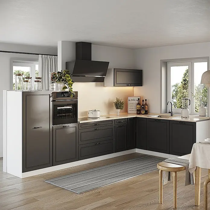 Eckküche R-Line 347 cm Anthrazit Landhaus Art.-Nr. 68285 -  - Moderne L-förmige Küche mit dunkelgrauen Schränken, hellen Arbeitsplatten, integrierten Geräten und Holzboden.