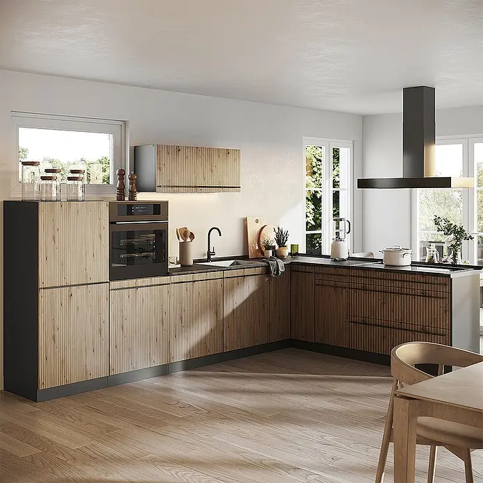 Eckküche R-Line 327 cm Artisan-Eiche Art.-Nr. 67546 -  - Eine moderne Küche mit hellen und dunklen Holzschränken mit vertikalen Rillen, dunklen Arbeitsplatten und integrierten Geräten.