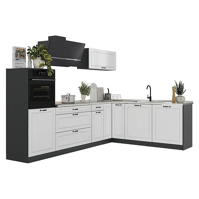 Eckküche R-Line 287 cm Weiß Landhaus Art.-Nr. 68203 -  - Eine L-förmige Küchenzeile mit weißen Schränken, schwarzen Griffen, schwarzem Backofen und schwarzer Dunstabzugshaube.
