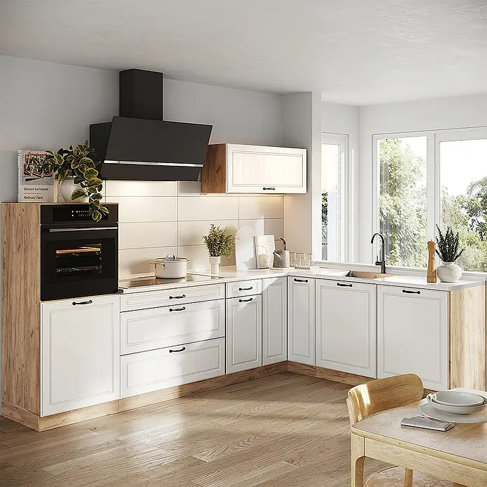 Eckküche R-Line 287 cm Weiß Landhaus Art.-Nr. 68157 -  - Moderne L-förmige Küche mit weißen Schränken, hellen Holzdetails, schwarzen Griffen, Ofen und Dunstabzugshaube.