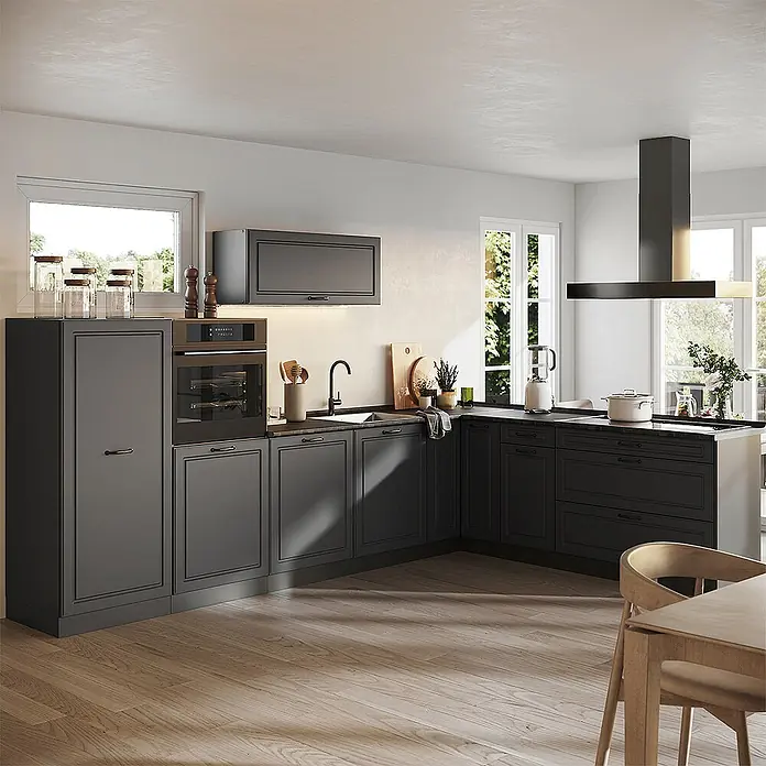 Eckküche R-Line 327 cm Anthrazit Landhaus Art.-Nr. 68222 -  - Moderne dunkelgraue Küche mit Holzboden, Ofen, Spüle und Kücheninsel.