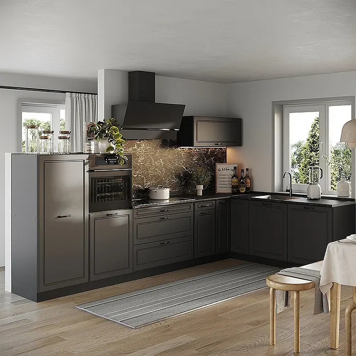 Eckküche R-Line 347 cm Anthrazit Landhaus Art.-Nr. 68261 -  - Eine moderne L-förmige Küche mit dunkelgrauen Schränken, dunklen Arbeitsplatten und einer Marmor-Spritzschutzwand, inklusive integrierter Geräte.