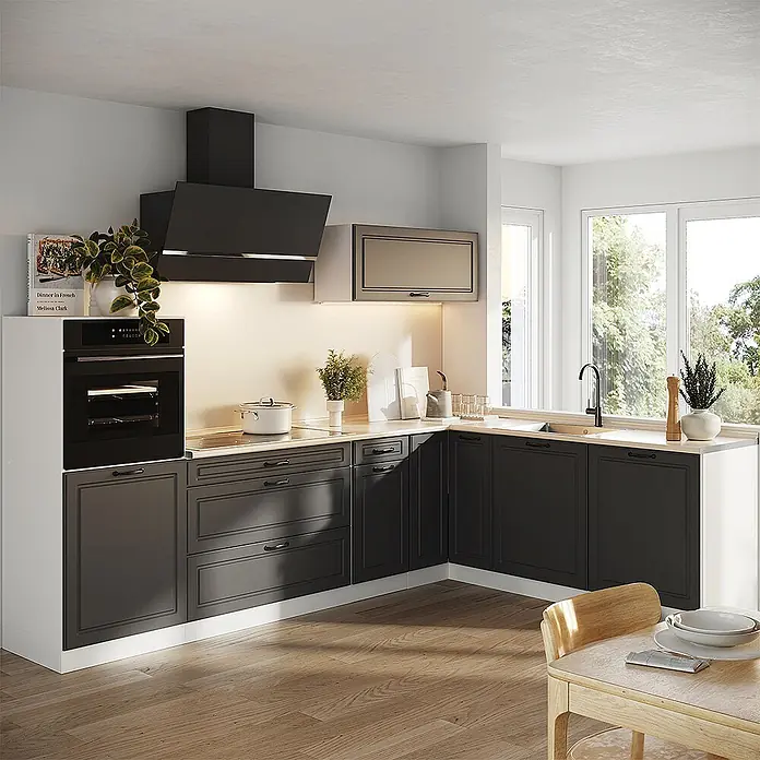 Eckküche R-Line 287 cm Anthrazit Landhaus Art.-Nr. 68211 -  - Moderne L-förmige Küche mit dunkelgrauen Schränken, heller Holzplatte, integriertem Backofen und Spüle am Fenster.