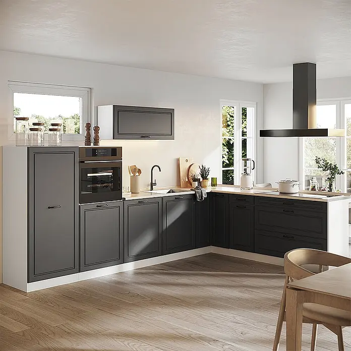 Eckküche R-Line 327 cm Anthrazit Landhaus Art.-Nr. 68249 -  - Moderne L-förmige Küche mit dunkelgrauen Schränken, hellen Holztheken, integriertem Backofen, Spüle und schwarzem Dunstabzug.