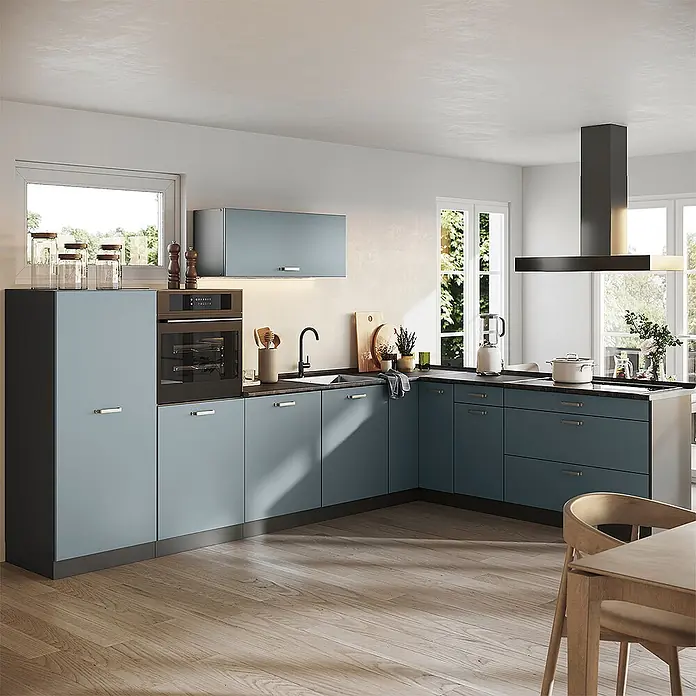 Eckküche R-Line 327 cm Blau-Grau Art.-Nr. 67555 -  - Moderne Küche mit hellblauen Schränken, dunklen Arbeitsplatten und Holzboden.